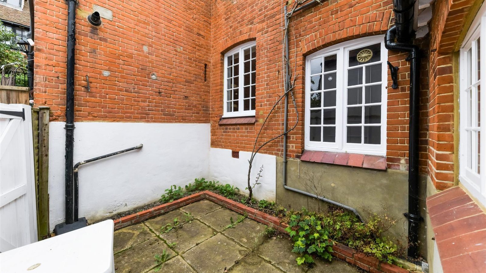 3 bedroom property for sale in High Street, Bletchingley £410,000