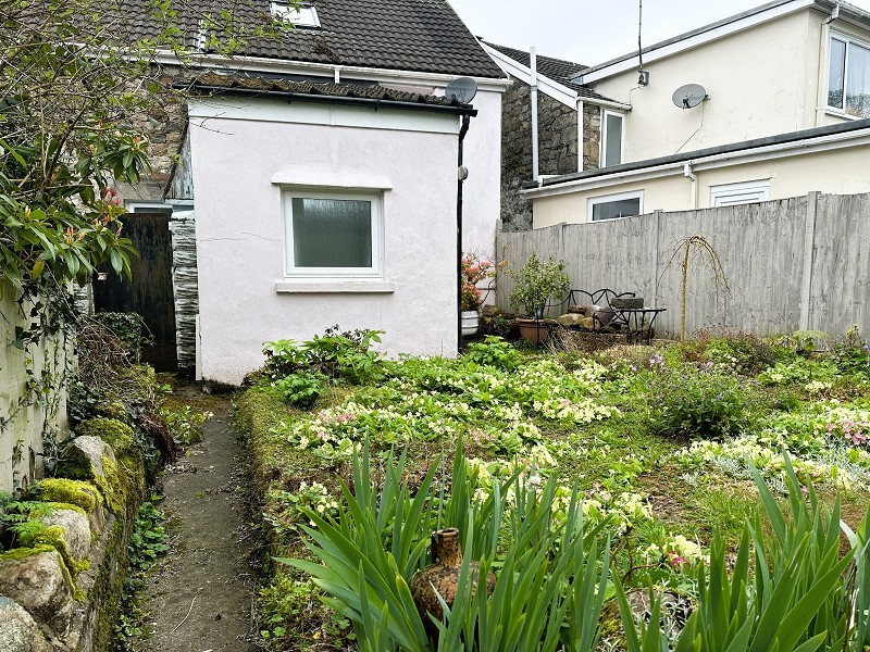 3 bedroom property for sale in Swan Lane, Ystalyfera, Swansea. £150,000