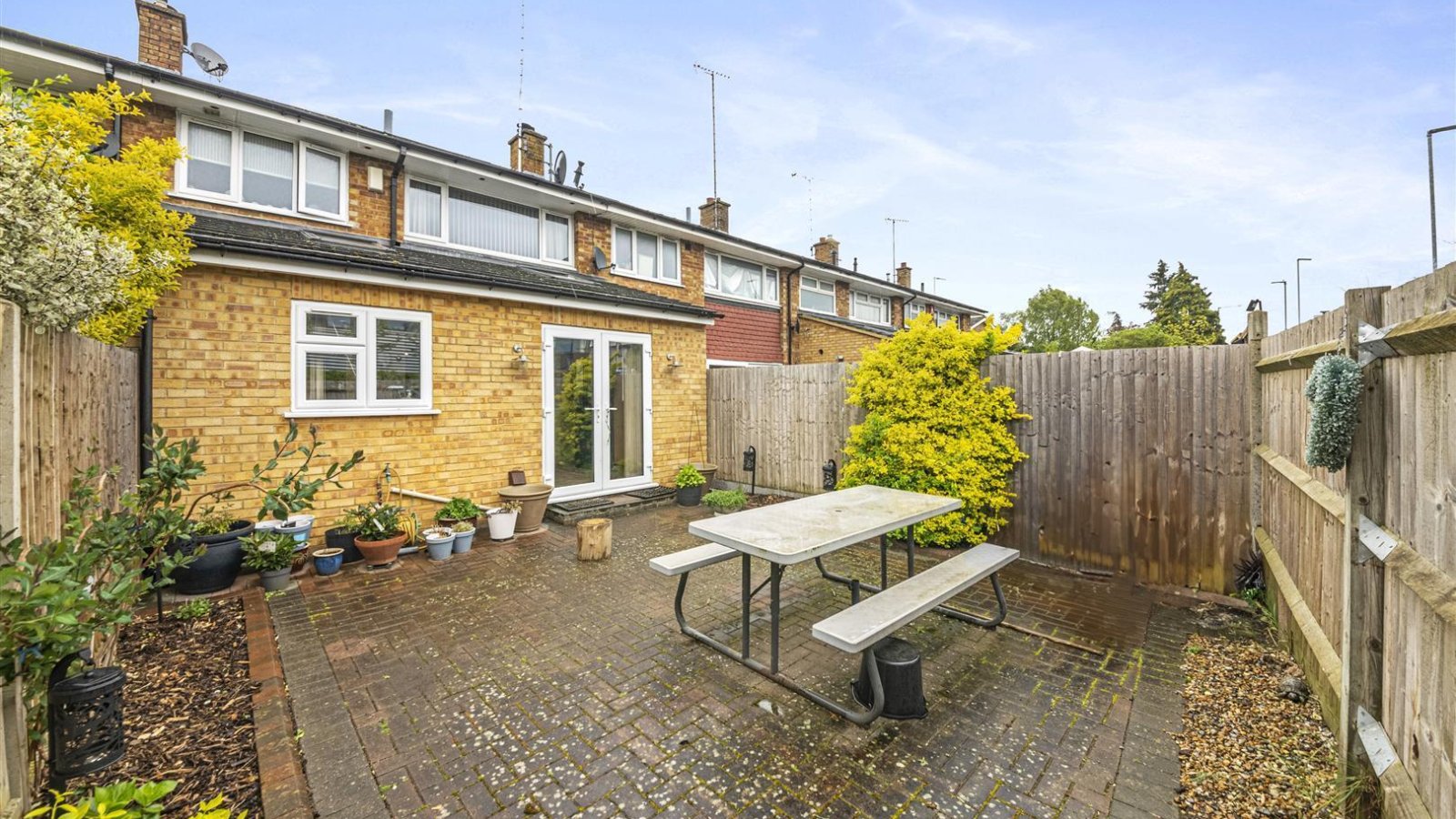 3 bedroom property for sale in Andover Close, Uxbridge £525,000