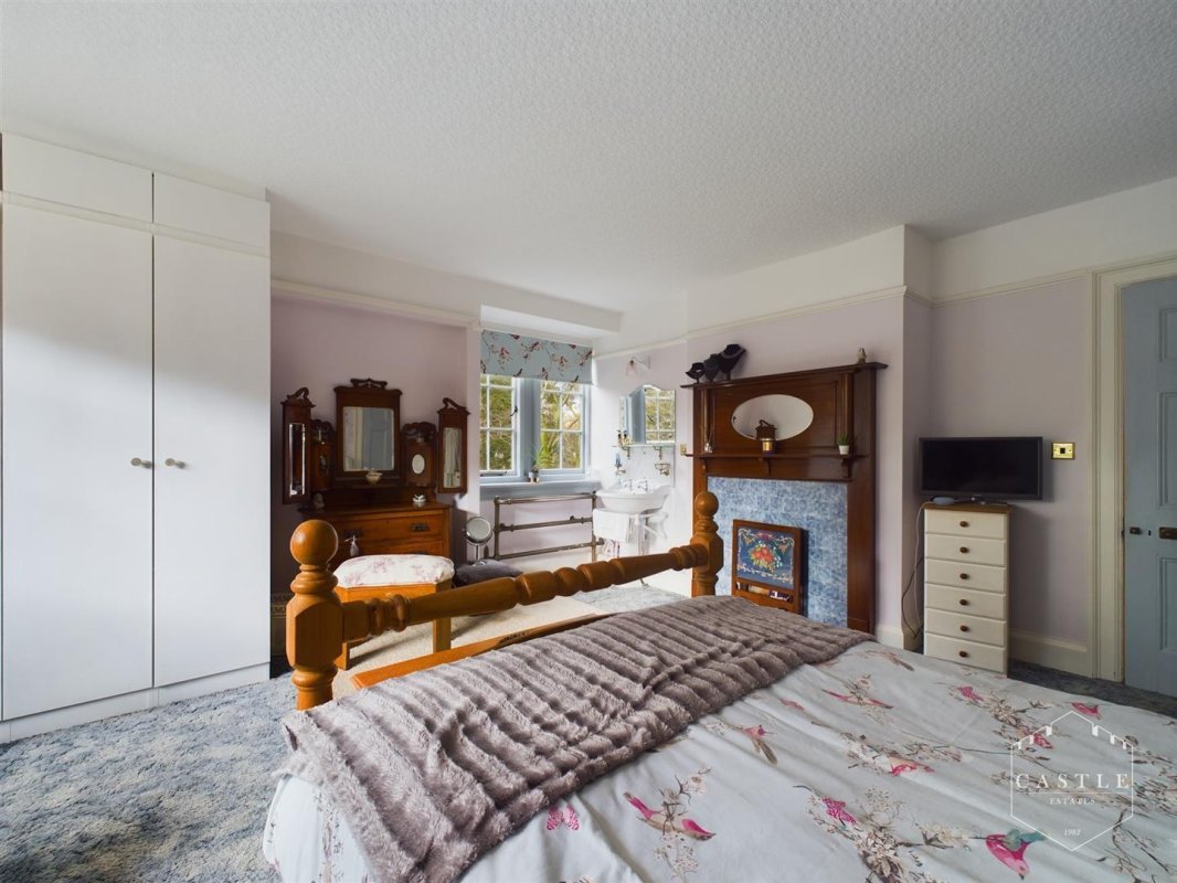 4 bedroom property for sale in Hill Street, Hinckley Offers in the