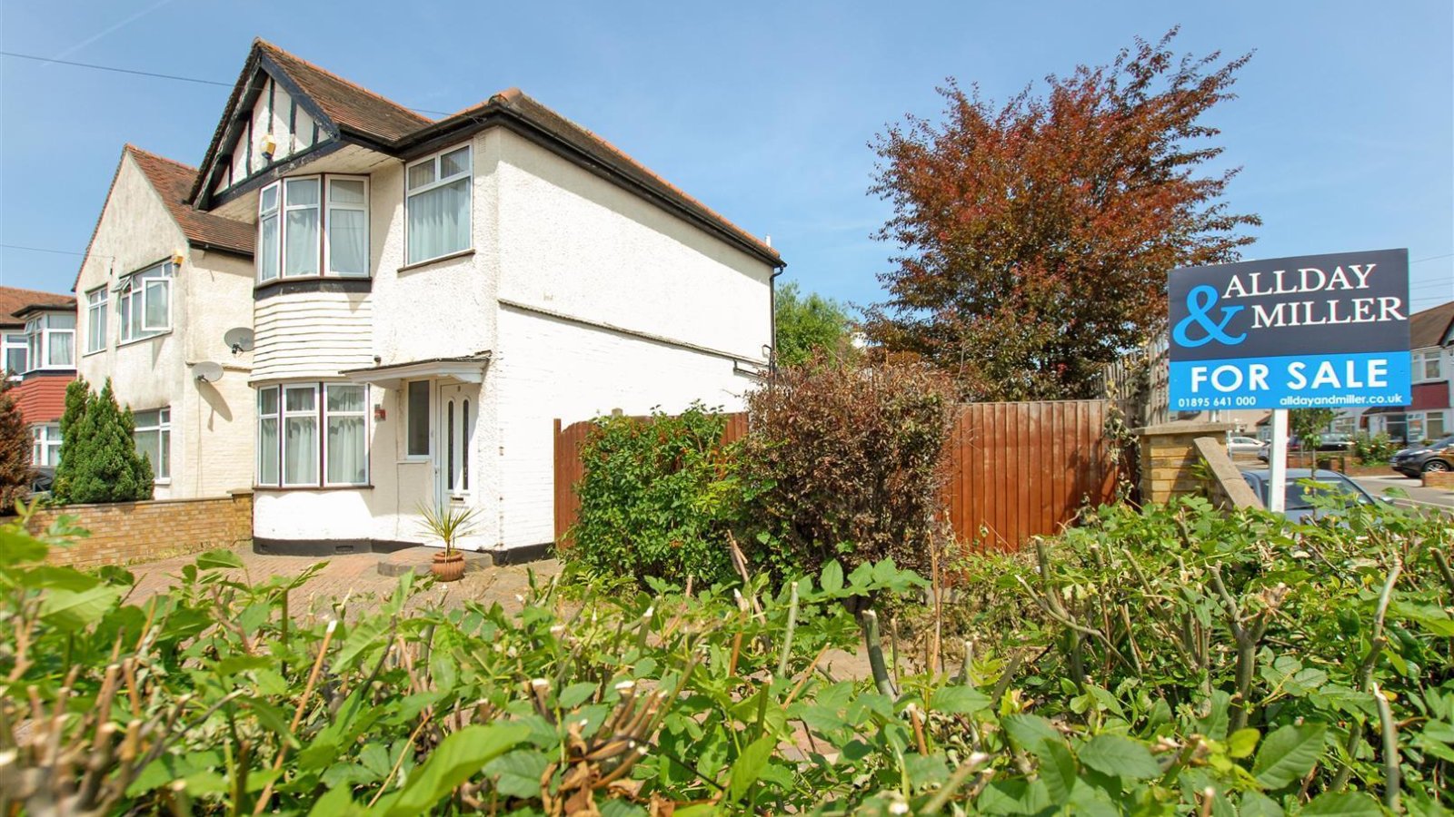 3 bedroom property for sale in Ryefield Avenue, Hillingdon £690,000