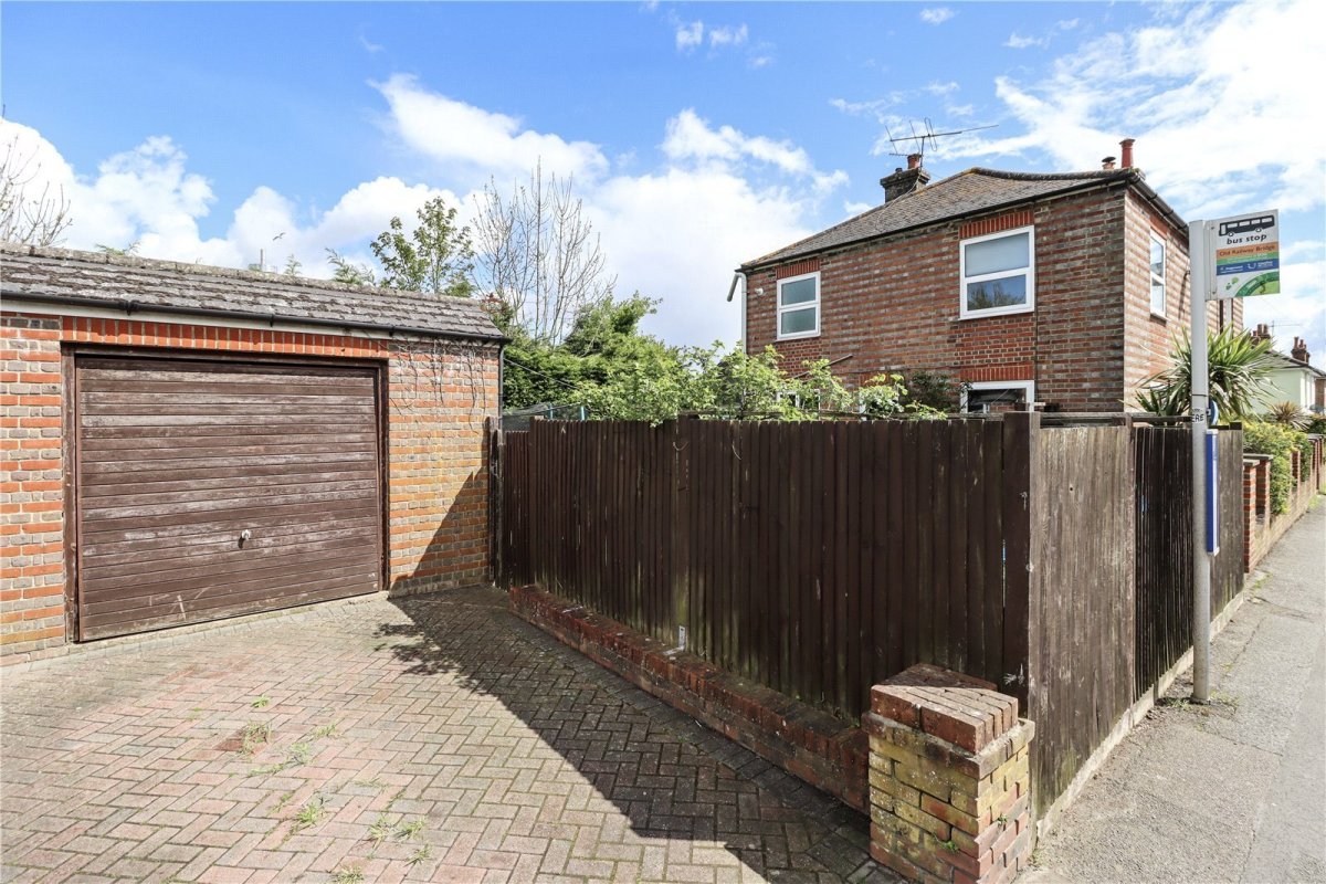 2 bedroom property for sale in London Road, Hailsham, East Sussex, BN27
