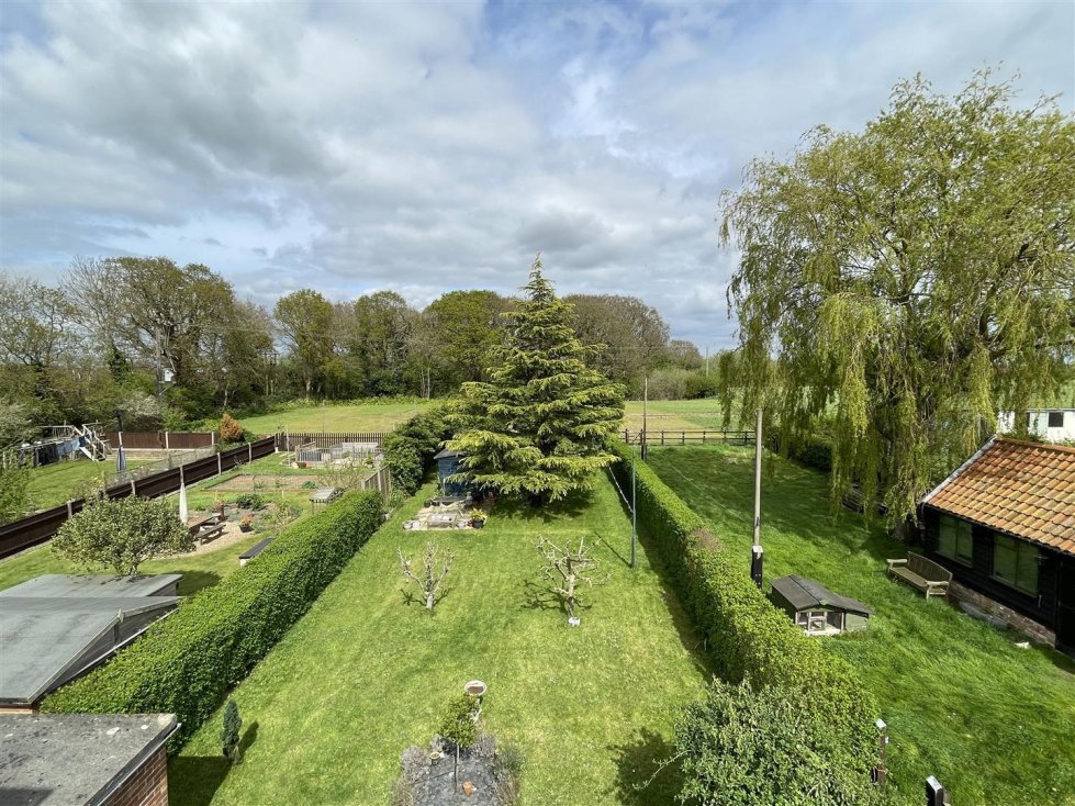 5 bedroom property for sale in Lowestoft Road, Blundeston, Offers in