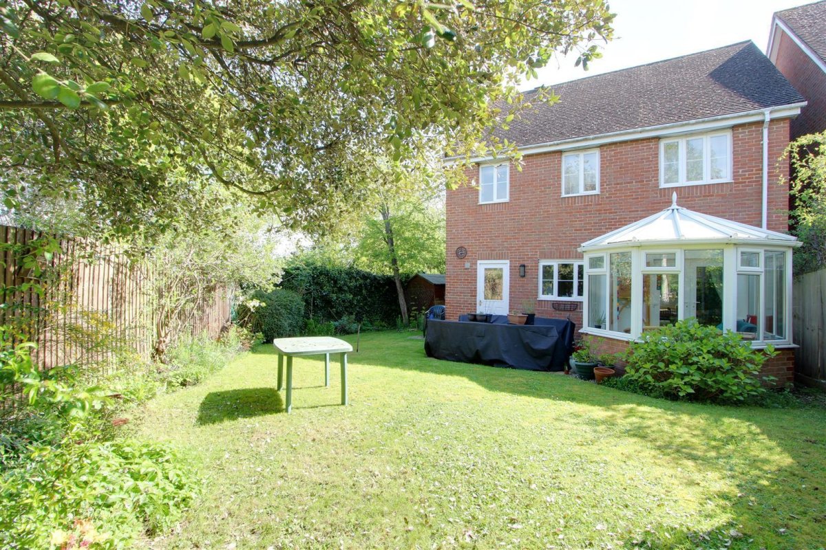 3 bedroom property for sale in Warwick Road, Pitstone, Offers in