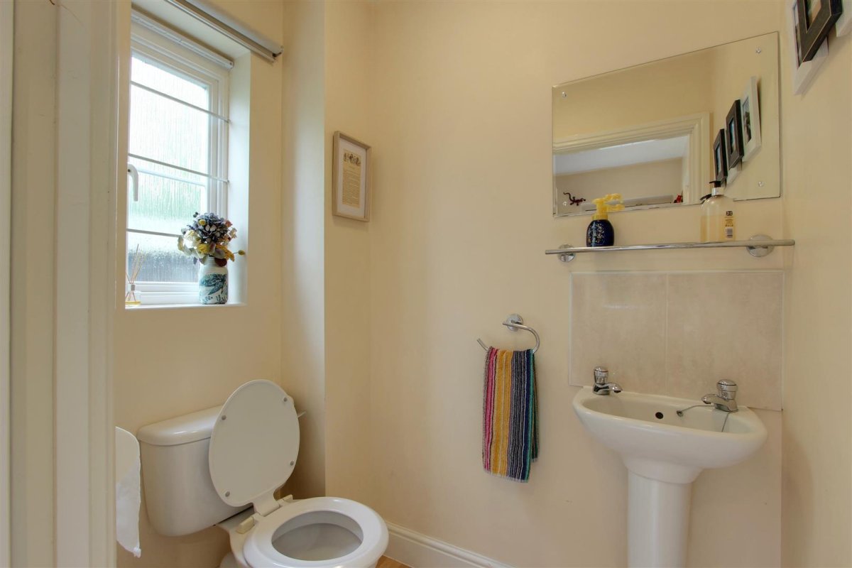 3 bedroom property for sale in Warwick Road, Pitstone, Offers in