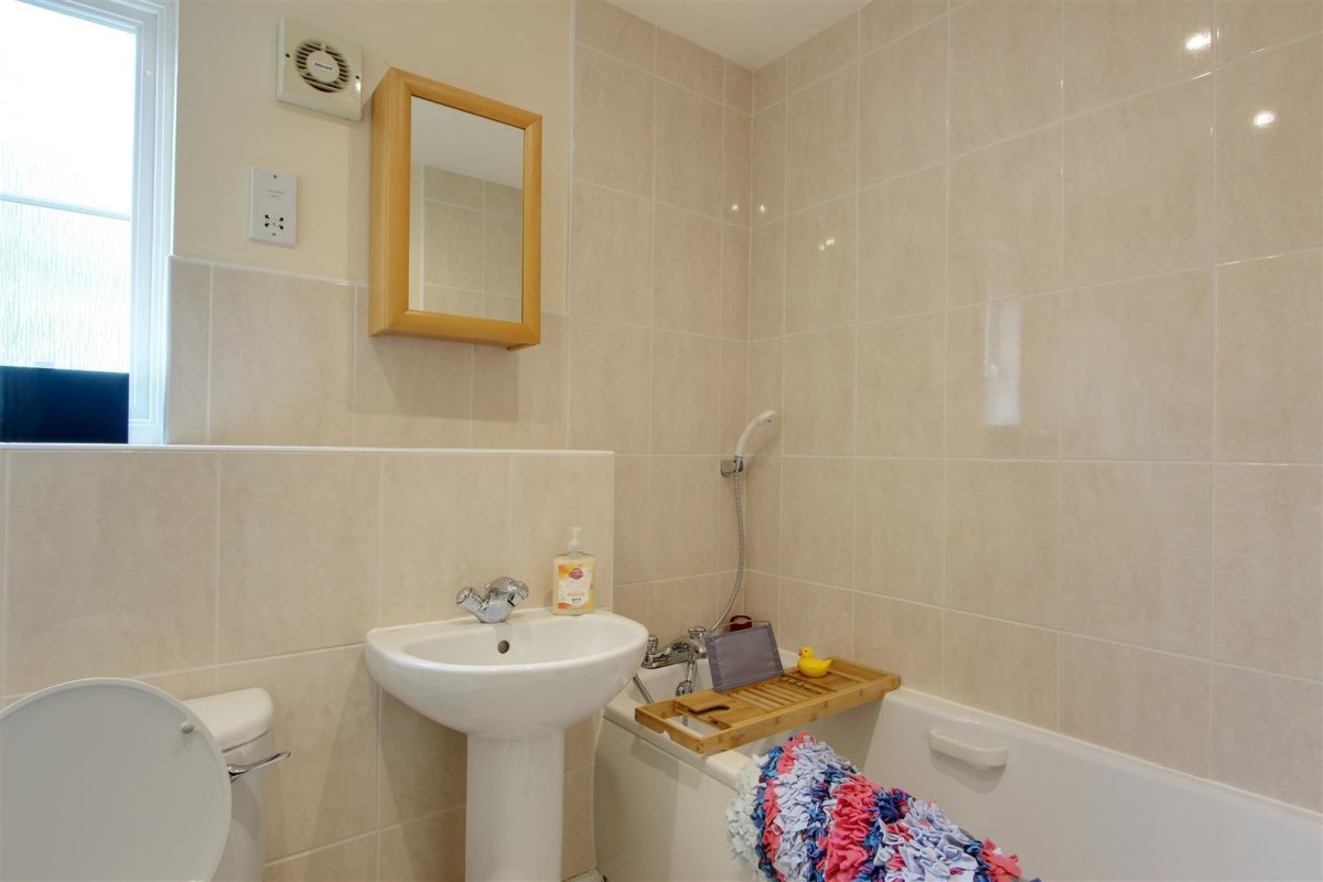 3 bedroom property for sale in Warwick Road, Pitstone, Offers in