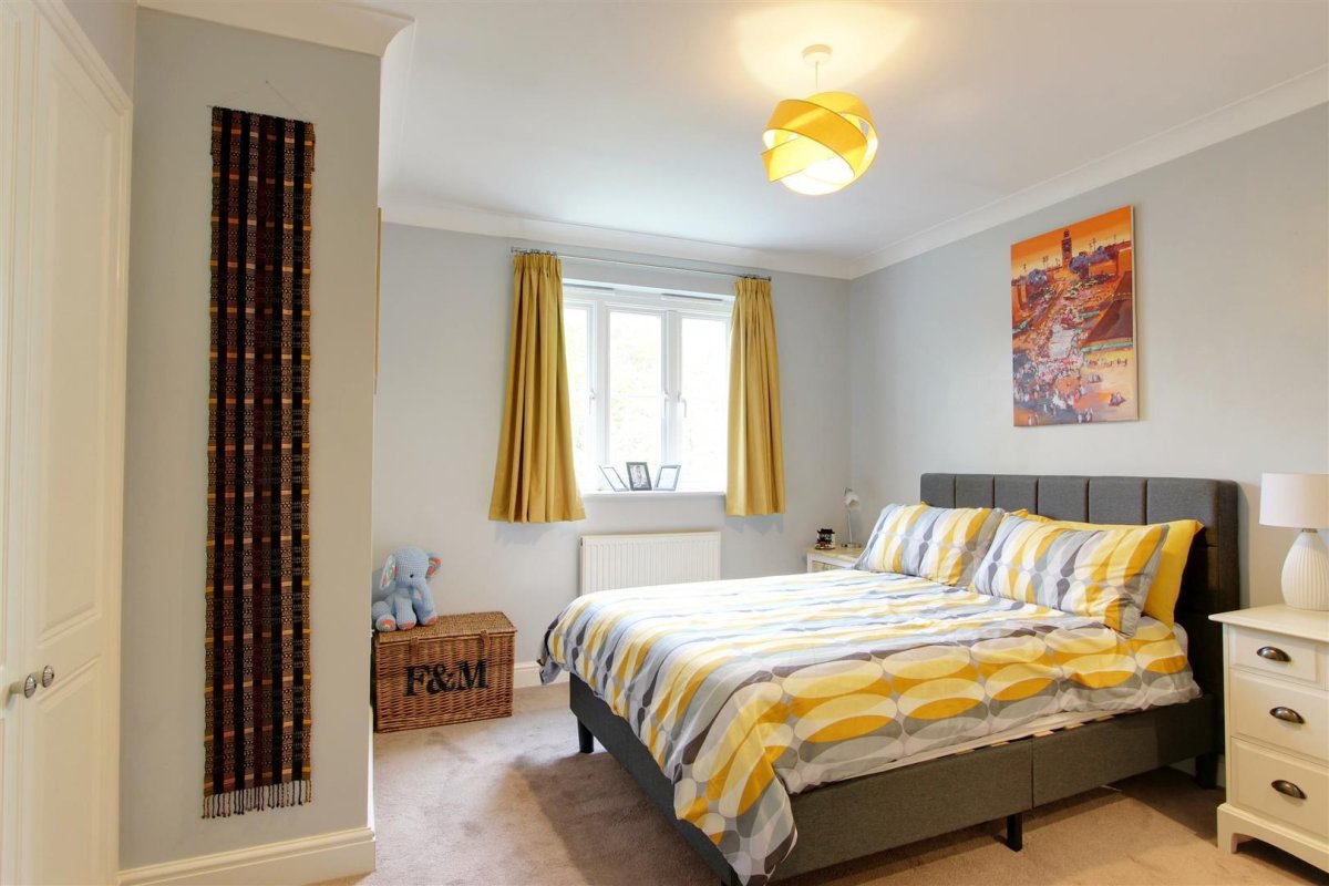 3 bedroom property for sale in Warwick Road, Pitstone, Offers in