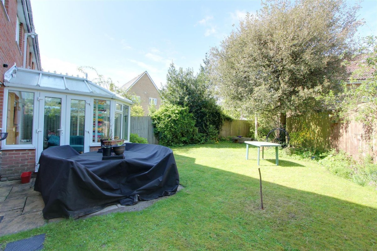 3 bedroom property for sale in Warwick Road, Pitstone, Offers in