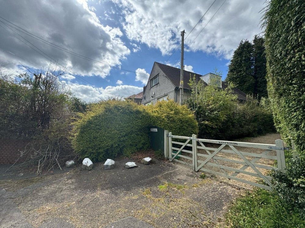 3 bedroom property for sale in Main Road, Cilfrew, Neath £200,000