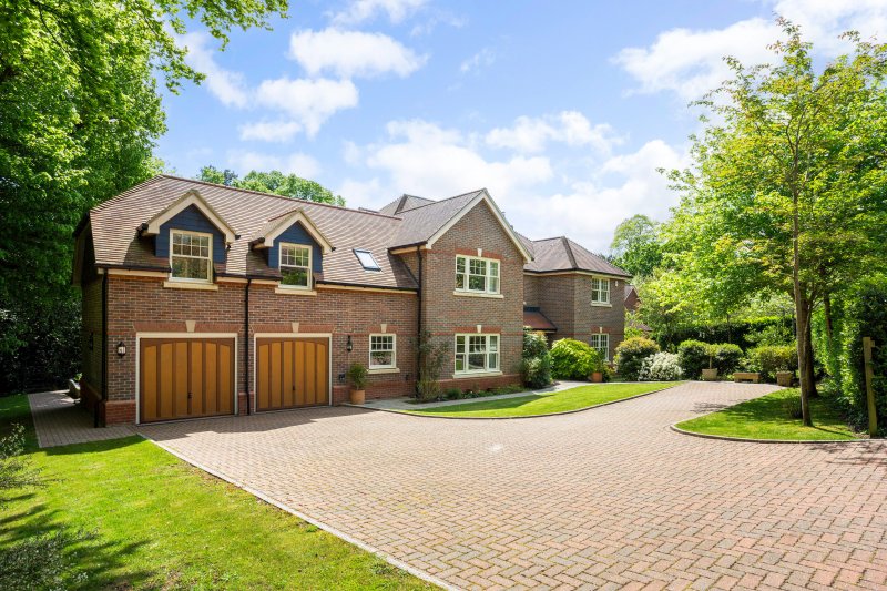 6 bedroom property for sale in Croft Drive, Pangbourne, RG8 Guide
