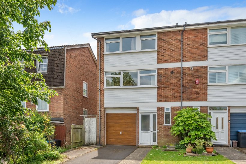 Chase Green Avenue, Enfield 3 bedroom town house Barnfields