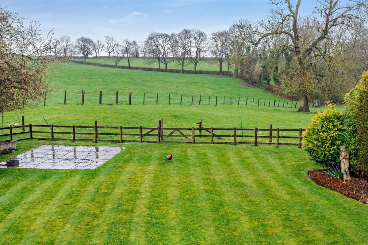 5 bedroom property for sale in The Chestnuts, Carlton Lane, Burton