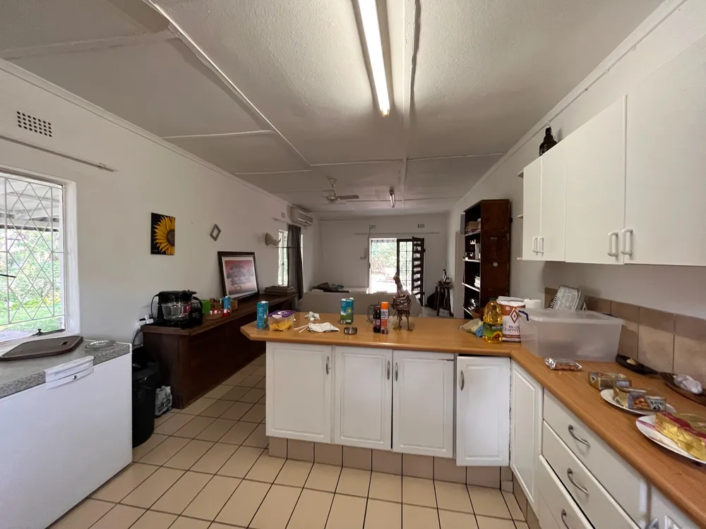 Botswana, North-West District, Maun Central, Sir Seretse Khama Road, 367