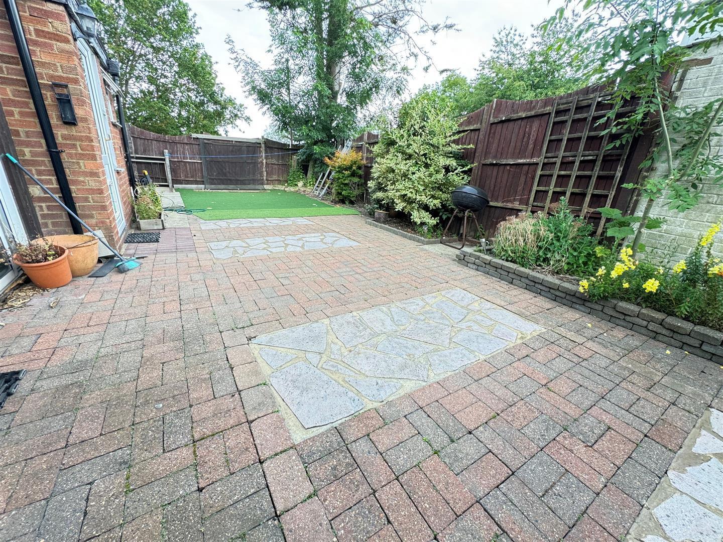 4 bedroom property for sale in Kingsley Crescent, Thundersley £375,000