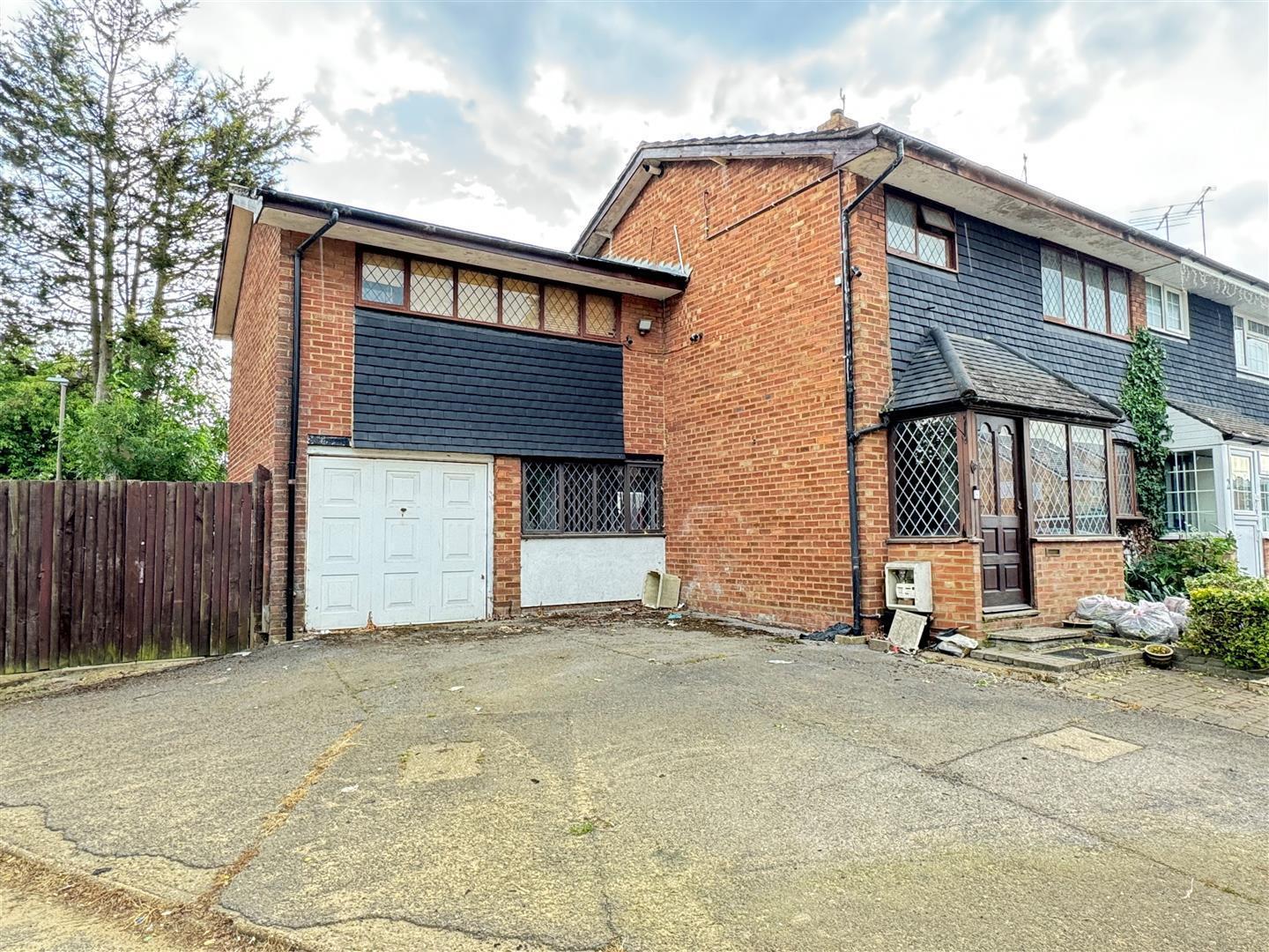 4 bedroom property for sale in Kingsley Crescent, Thundersley £375,000