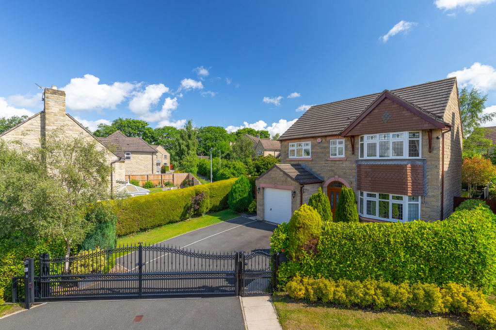 4 bedroom property for sale in Nightingale Walk, Gilstead, Bingley