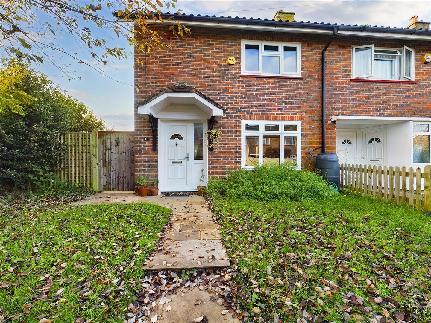 2 bedroom property for sale in Crossways Close, Three Bridges £340,000