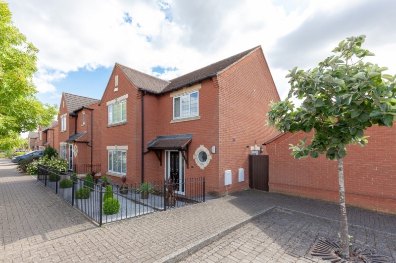 4 bedroom property to let in Lucerne Avenue, Bicester £2,200 pcm