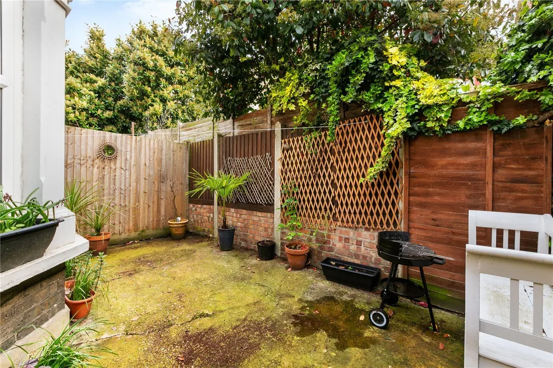 1 bedroom property in Garratt Lane, London, SW18 - £275,000 | Rampton ...