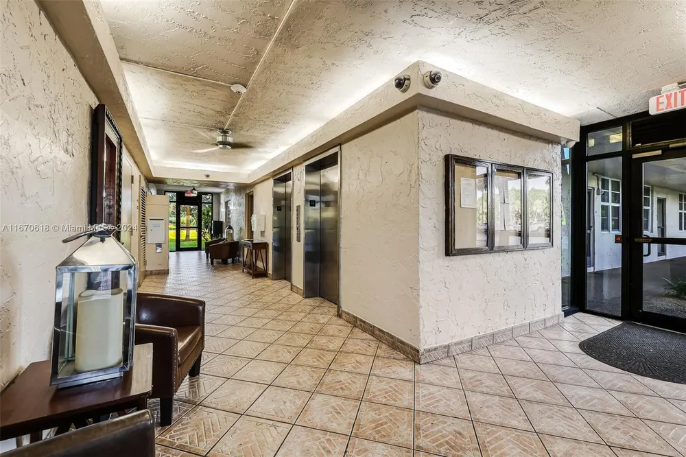 250 Jacaranda Dr, Plantation, FL 33324