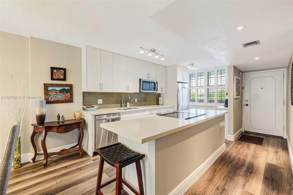 250 Jacaranda Dr, Plantation, FL 33324