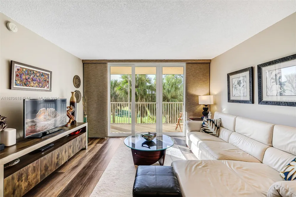 250 Jacaranda Dr, Plantation, FL 33324