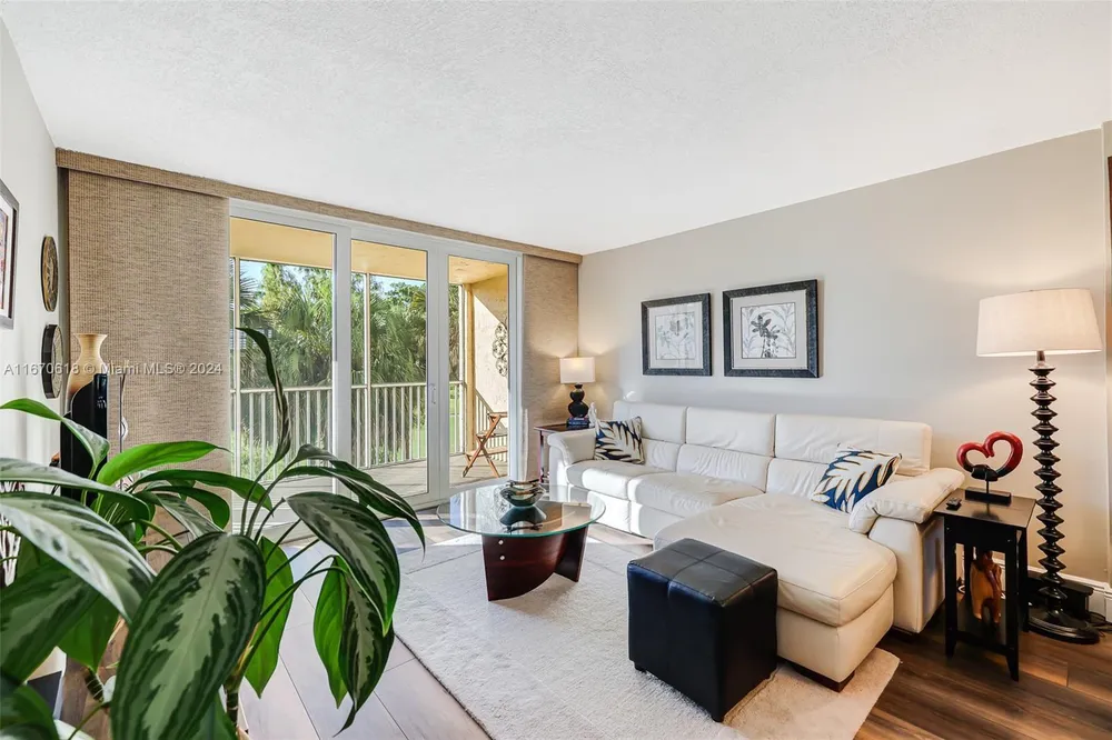250 Jacaranda Dr, Plantation, FL 33324