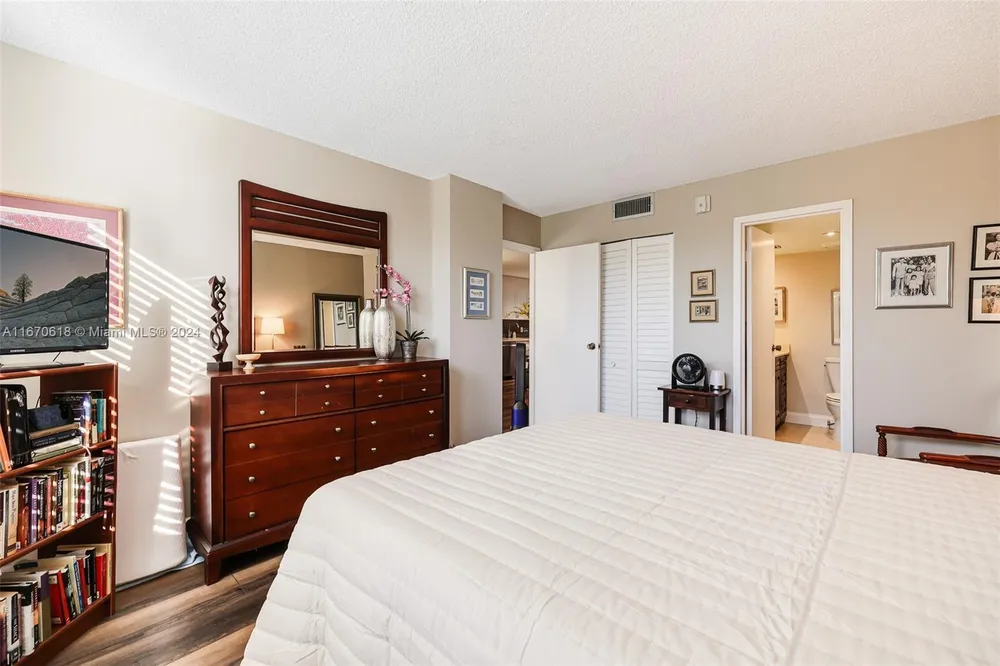 250 Jacaranda Dr, Plantation, FL 33324