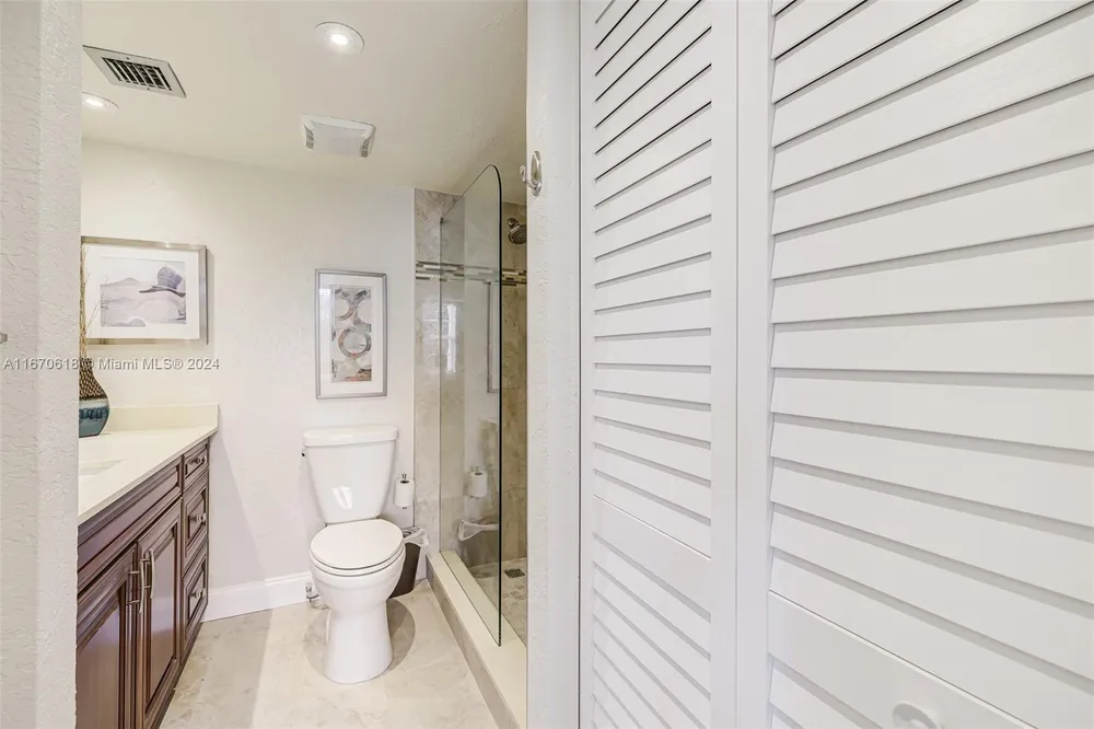 250 Jacaranda Dr, Plantation, FL 33324