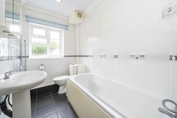 Arlington Lodge, Weybridge, KT13 photo 5