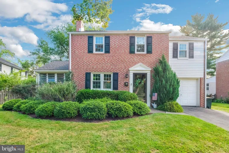 402 W Garden Rd, Oreland, PA 19075