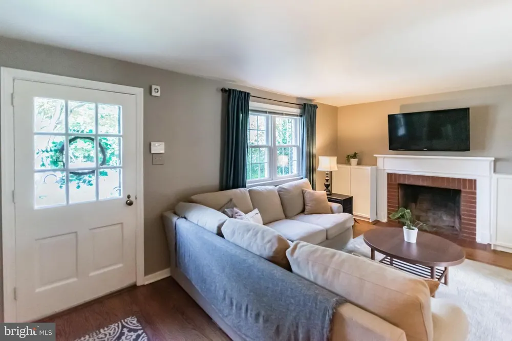 402 W Garden Rd, Oreland, PA 19075
