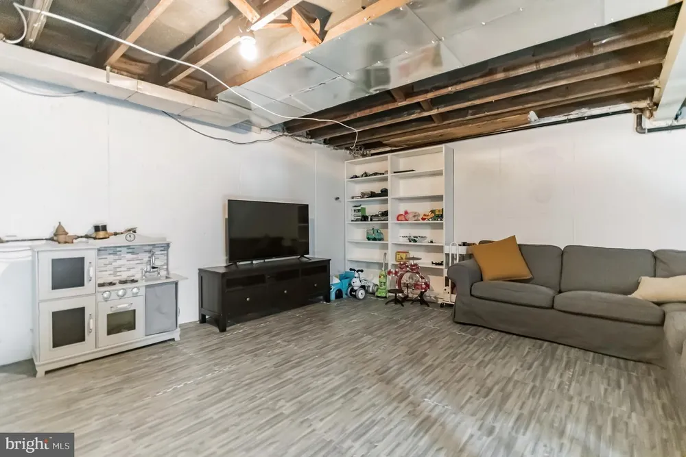 402 W Garden Rd, Oreland, PA 19075