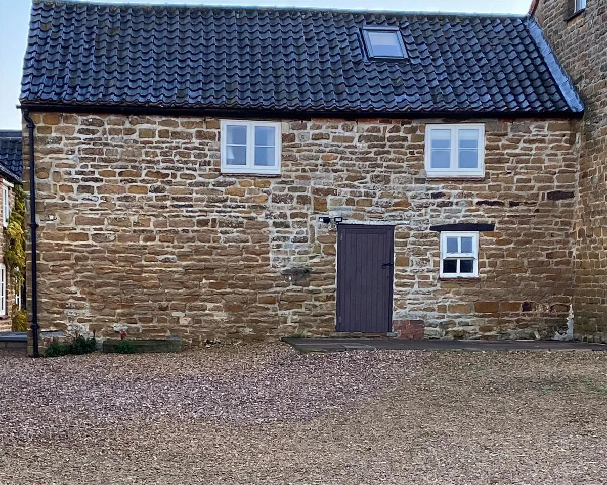 THE BARN FLAT, MANOR FARM, BRANSTON, VALE OF BELVOIR