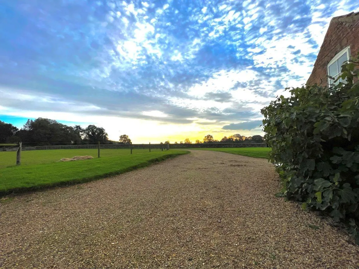 THE BARN FLAT, MANOR FARM, BRANSTON, VALE OF BELVOIR