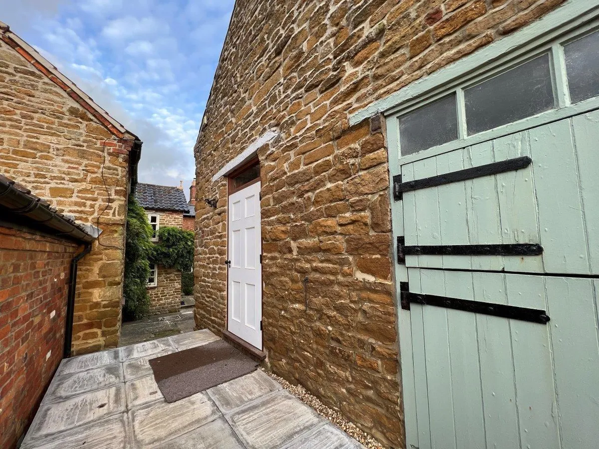THE BARN FLAT, MANOR FARM, BRANSTON, VALE OF BELVOIR