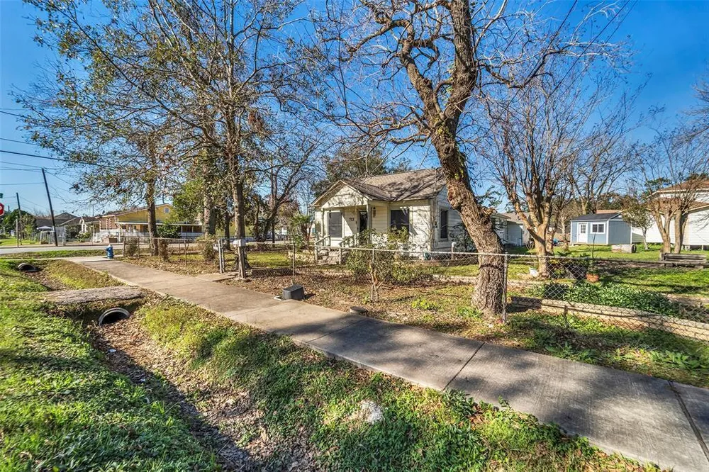 713 Firnat St, Houston, TX 77022