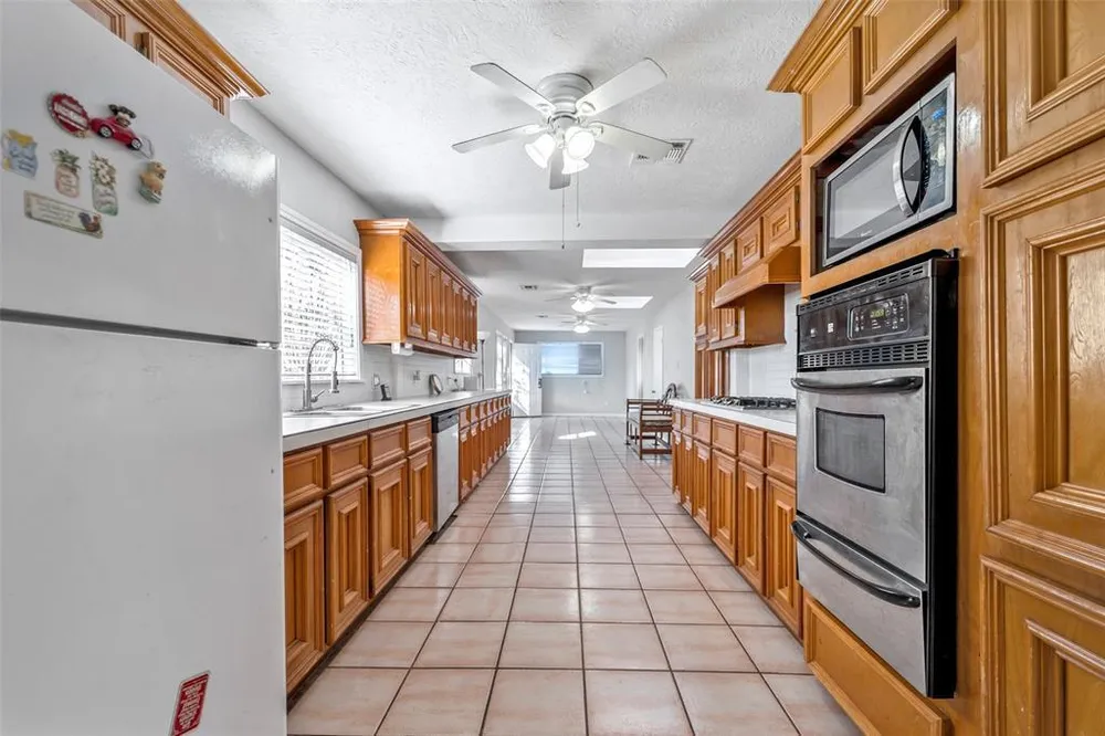 713 Firnat St, Houston, TX 77022