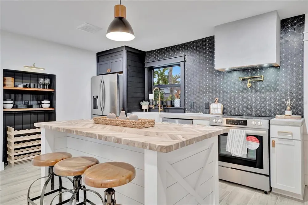 2713 4th Ave W, Bradenton, FL 34205
