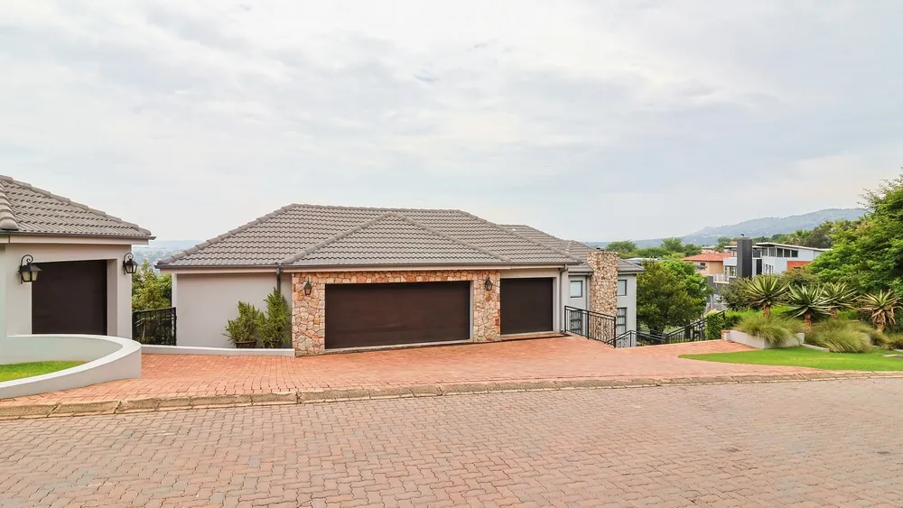 South Africa, Gauteng, Featherbrooke Estate, Crow's Nest, 1240
