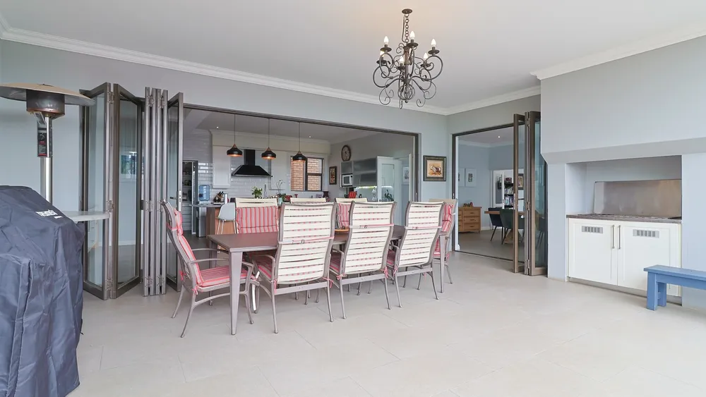 South Africa, Gauteng, Featherbrooke Estate, Crow's Nest, 1240