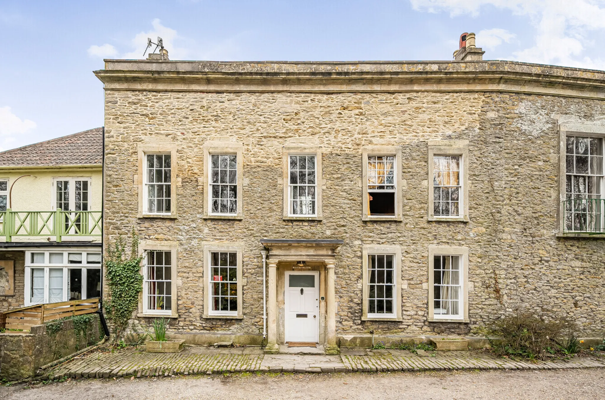 https://mr0.homeflow-assets.co.uk/files/photo/image/44302/8292/_x_/48276915.jpg