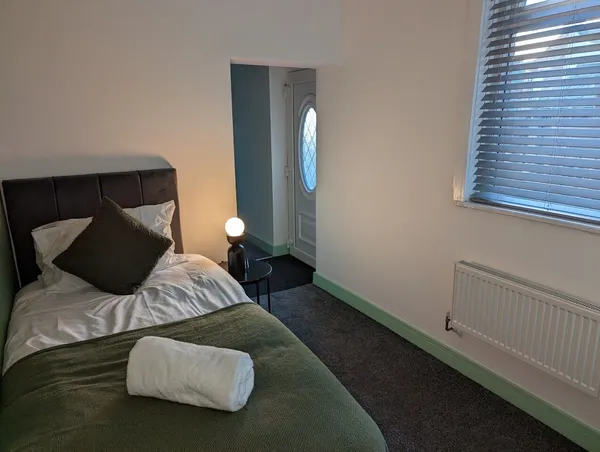 Room in Shared House, Kilnhurst Road,...
