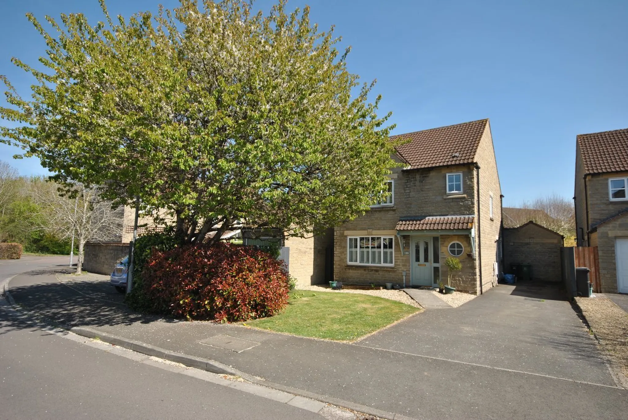 https://mr0.homeflow-assets.co.uk/files/photo/image/44379/1231/_x_/48695755.jpg