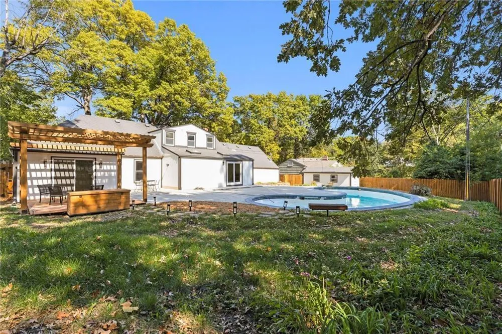 4609 W 75th St, Prairie Village, KS 66208
