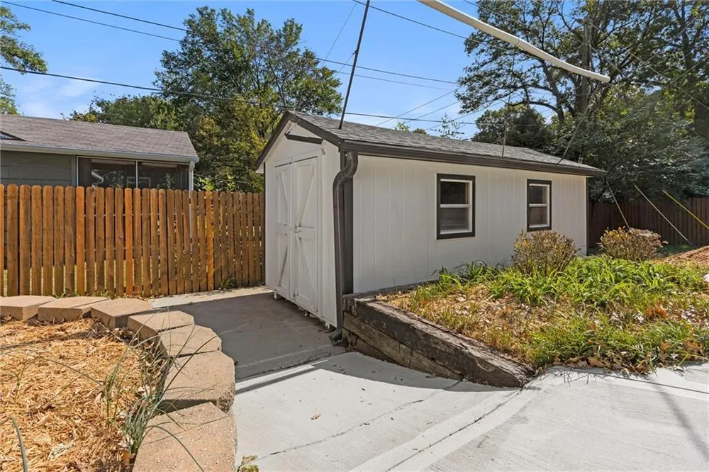 4609 W 75th St, Prairie Village, KS 66208