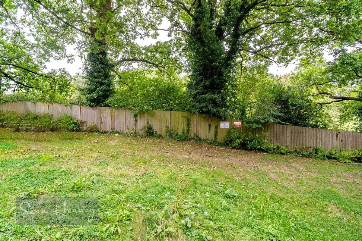 Collison Avenue, Barnet