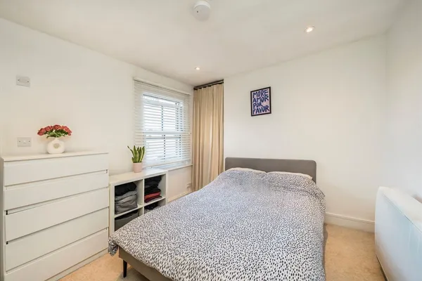 Queens Road, Weybridge, KT13 photo 2