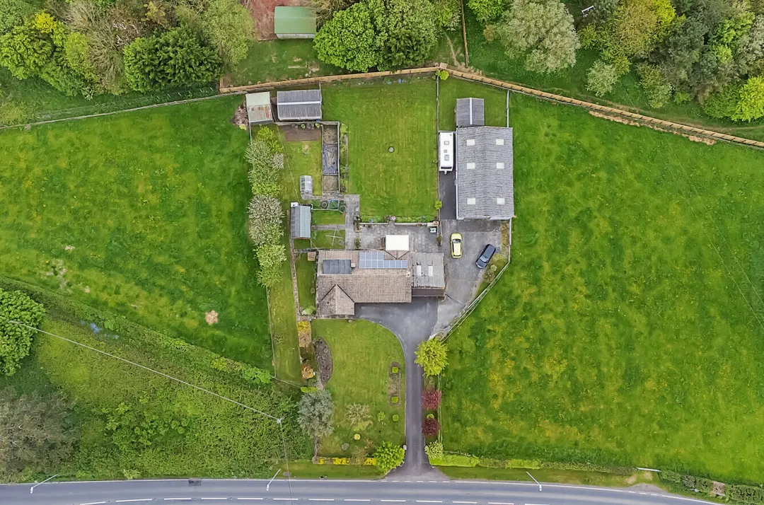 https://mr0.homeflow-assets.co.uk/files/photo/image/44681/0261/_x_/42054452.jpg
