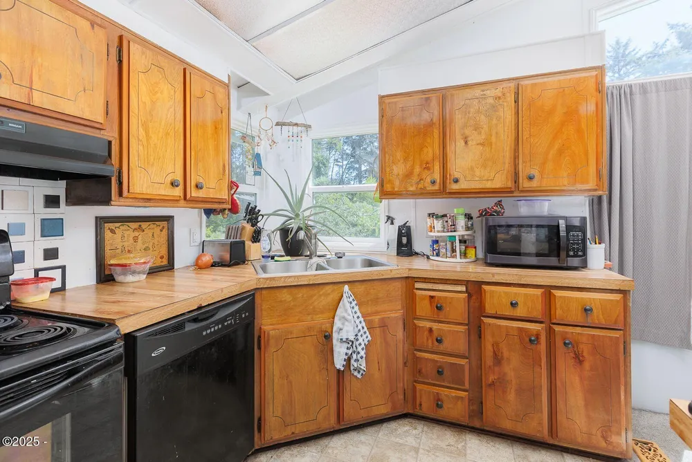 1460 NW Powe Dr, Seal Rock, OR 97376